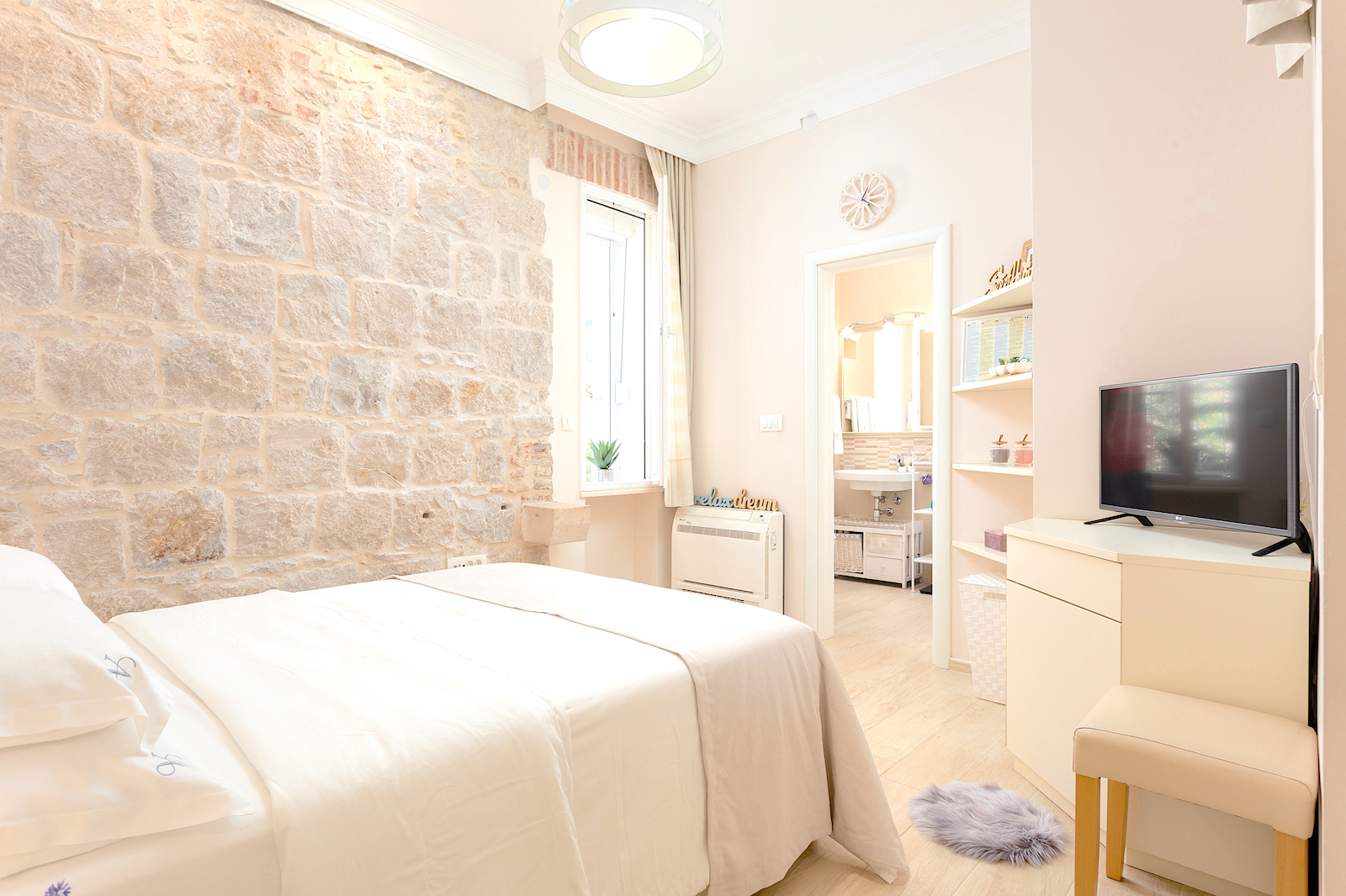 https://www.dalmatia-travel.com/Luxury VICTORIA Suite 1